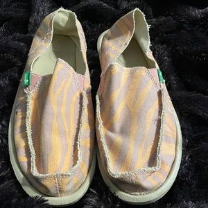 Womens preowned Sanuk size 10 no flaws